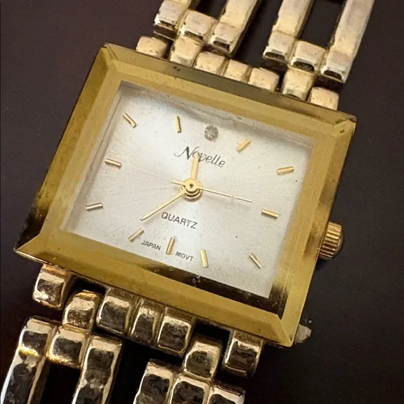 Lot of 5 old watches - need batteries - Picture 2 of 9